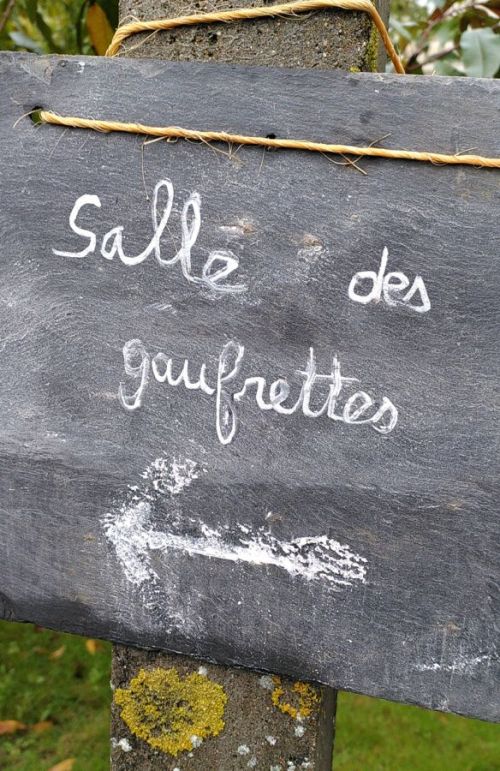 Ardoise fleche salle des gaufrettes.jpg