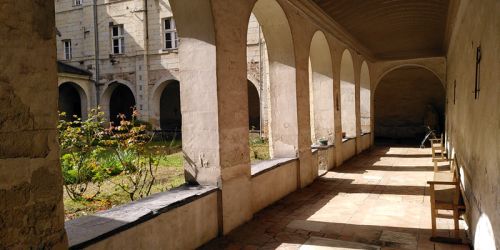 Cloitre soleil long salle conseil.jpg