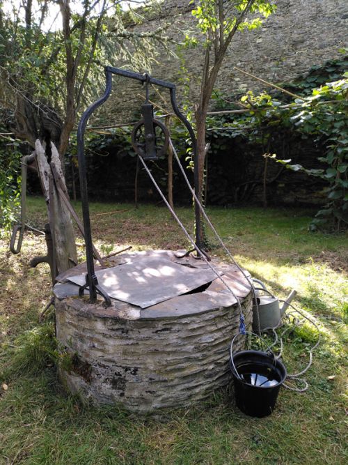 Puit jardin sacristie.jpg